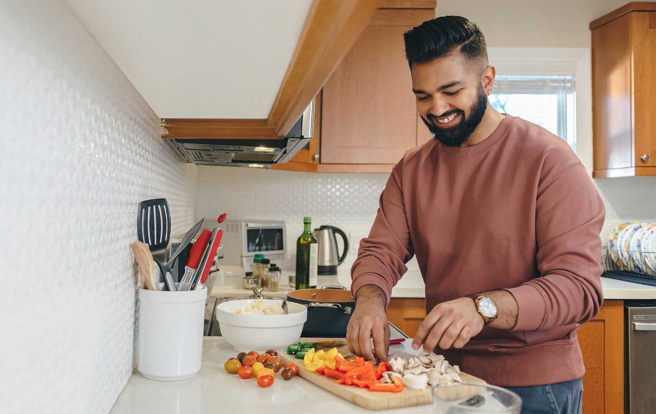 Un homme et un bébé sont attablés et prennent un repas ensemble.